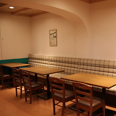 明るい照明とおしゃれな内装が魅力の店内。居心地良く、リラックスしたひとときを提供します。