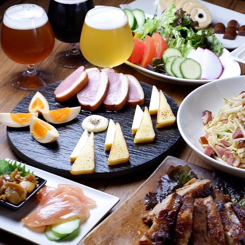 自社製クラフトビールとできたて燻製料理のマリアージュが楽しめる♪