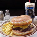料理メニュー写真&nbsp;ハンバーガーとサンドイッチはフレンチフライ付きです