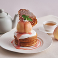 料理メニュー写真 まるごと“フレッシュ白桃”とミルキークリームのパンケーキ