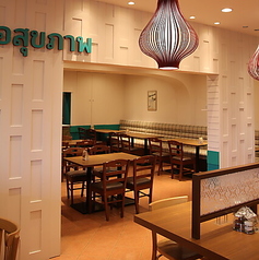 ソファー席にそってテーブルをつなげれば、大人数の集まりにもご利用いただけます。