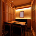 特別な記念日や大切な日のデートには、プライベート感溢れる個室席がおすすめです。周囲の視線を完全に遮る静かな空間は、まさに二人だけの隠れ家。柔らかな光に包まれた上質な和の設えが、一生の思い出に残る素敵な夜を演出いたします。贅沢な旬の味覚を味わいながら、至福のひとときを心ゆくまでお過ごしください☆