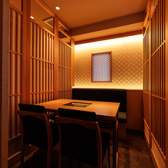 特別な記念日や大切な日のデートには、プライベート感溢れる個室席がおすすめです。周囲の視線を完全に遮る静かな空間は、まさに二人だけの隠れ家。柔らかな光に包まれた上質な和の設えが、一生の思い出に残る素敵な夜を演出いたします。贅沢な旬の味覚を味わいながら、至福のひとときを心ゆくまでお過ごしください☆