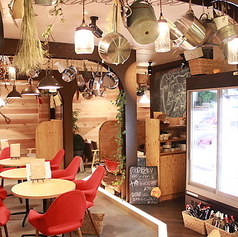 木の温もりが心地いいFOODBABYの店内は、最大40名様までの貸切パーティーができる人気スペース！写真映えする空間で、ワイワイ盛り上がる歓送迎会や誕生日会にもぴったり。“貸切バル”の雰囲気を存分に楽しめます。