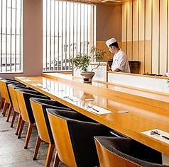 お一人様でも気軽にお立ち寄りいただけるカウンター席を8席ご用意しております。目の前で調理の活気を感じながら、自分だけの時間を贅沢に楽しめる特等席です。お仕事帰りの一杯や、静かに料理と向き合いたい夜にも最適です。スタッフとの程よい距離感も心地よく、肩肘張らずにゆったりと夜のひとときを。