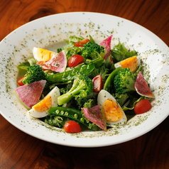 たっぷり野菜の彩りニース風サラダ