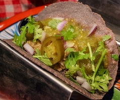 Tacos de Carnitas　自家製ブルーコーンのトルティーヤの豚肉タコス　2ピース