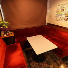 4～5名様掛けのテーブル席が5席ございます。ご家族やご友人との食事に最適で、ゆったりと会話を楽しみながらお過ごしいただけます。アットホームな空間で、居心地の良い時間をお過ごしください♪