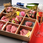 目でも味わう。木箱に咲くお肉の芸術品