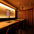 大切なお客様をお迎えする接待や会食に最適な、気品漂う個室席を完備しております。伝統的な格子戸や洗練された和の調度品が、落ち着いた大人の社交場を演出いたします。周囲を気にせず、静かな空間でじっくりとお話しをしながら、熟練の技が光る本格和食をお愉しみください。ビジネスの重要なシーンを支えます。