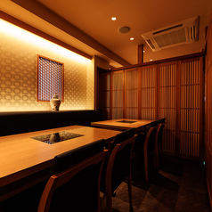 大切なお客様をお迎えする接待や会食に最適な、気品漂う個室席を完備しております。伝統的な格子戸や洗練された和の調度品が、落ち着いた大人の社交場を演出いたします。周囲を気にせず、静かな空間でじっくりとお話しをしながら、熟練の技が光る本格和食をお愉しみください。ビジネスの重要なシーンを支えます。