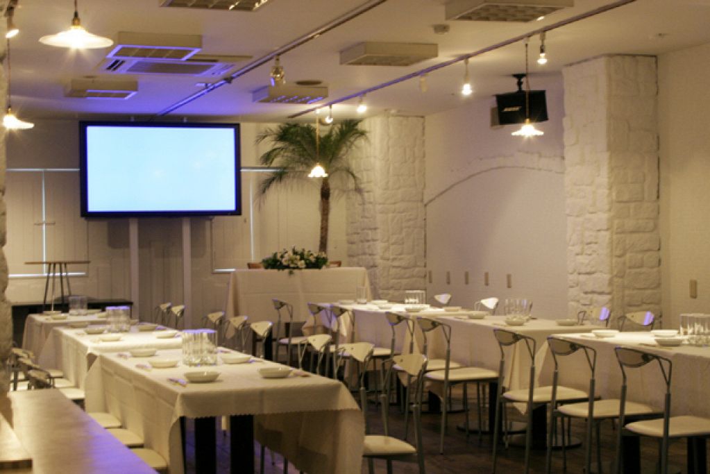 1つの空間を貸しきって、あなた好みのパーティーを！マイク・大型モニター・カラオケ完備