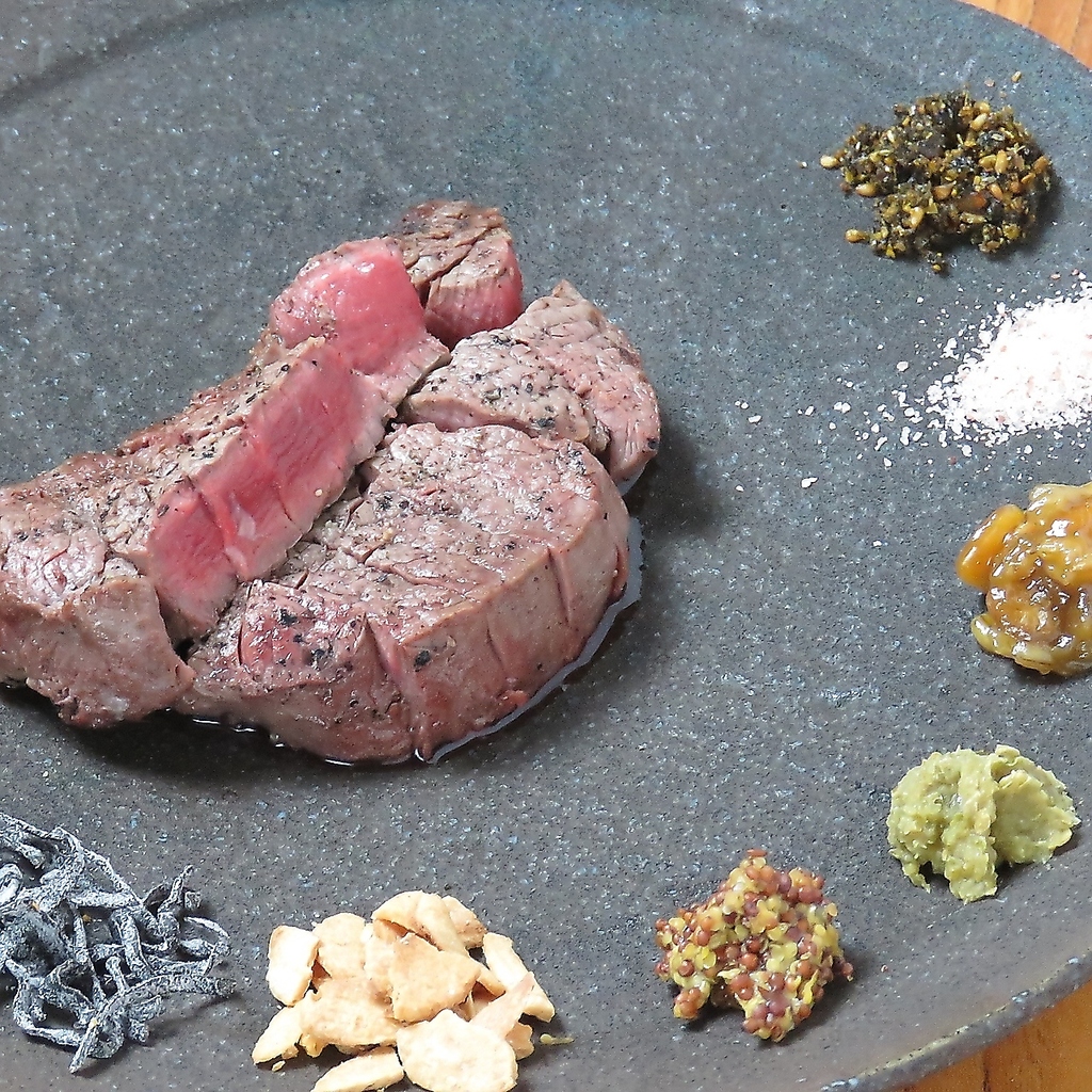 淡路姫牛、中山牛、三田豚、但馬鶏などのブランド肉をご用意しております。