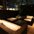 テラス席にはソファをご用意。店内とはまた違う雰囲気でゆったりとお過ごしいただけます。