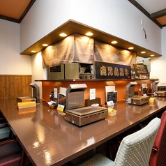 お一人様でも気兼ねなく利用できるカウンター席が八席ございます。お仕事帰りのさっとした食事や、お二人様での落ち着いた会食の場として人気のお席です。職人による丁寧な仕込みの様子を垣間見ながら、ゆっくりと食事に集中する時間をお過ごしください。