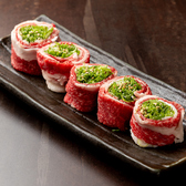 厳選した京都ブランド和牛『京の肉』を使用！店内で丁寧に手切りした旨味たっぷりのカルビに、特製ネギ塩をどっさりのせてご提供します。お肉でネギをくるっと巻いて頬張れば、上質な脂の甘みとネギの風味が絶妙に絡み合ってやみつきに♪