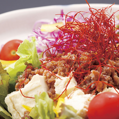 ちぎり豆腐の肉味噌サラダ