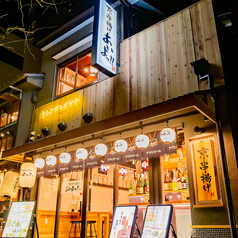 【京都駅から徒歩７分の好立地！】店内は木のぬくもりが温かい、ネオンの雰囲気で統一され、京都駅から徒歩7分の好立地なので、デートや女子会にもピッタリ！