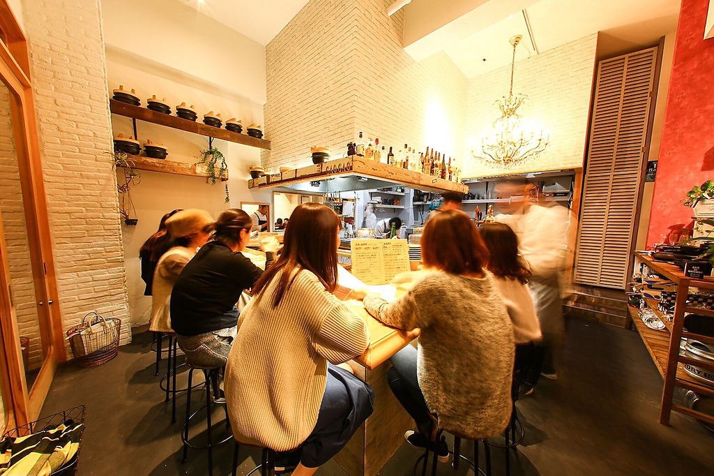 カウンターでお話ししながら一杯♪2つの空間を持つガオガオは貸し切りも大歓迎！