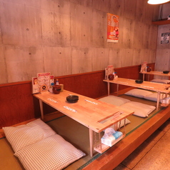 座敷席は3席あり、各席は4名までご利用可能です。落ち着いた環境で、友人や家族との楽しい会話を楽しみながら、串カツを心ゆくまで味わってください。