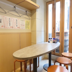 5名様。春や秋はテラスにも。少し広めのテーブル席で、グループ利用にも◎。水道橋、東京ドーム周辺で料理を囲んでわいわい楽しめる居心地の良い空間です。