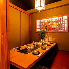 扉付き個室で旬の食材を堪能…。温かな照明溢れる個室空間で日頃の疲れを癒す落ち着きある寛ぎ空間。最大80名様までの貸切宴会も可能！大人数宴会は二列席でのご用意も可能です。もちろん、全員お顔を見渡せる造りになっております。お席の詳細もお気軽にお問い合わせください。