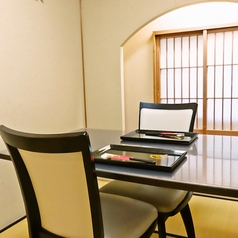 落ち着いた雰囲気の個室を、4名様用で2室ご用意しております。ご家族でのお食事はもちろん、接待や会食など、周りを気にせずゆっくりとお過ごしいただける空間です。