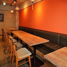 片側がソファー席となったテーブル席は、背もたれが高く、周りを気にせずゆったりとお寛ぎいただけるのが魅力です。女子会やご家族でのお食事など、長めのご宴会でも疲れにくく、リラックスして自慢の創作中華と美酒をご堪能いただけます！