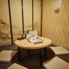 人気の座敷掘りごたつ完全個室！様々な人数の宴会に対応可能◎最大30名様までOK！！個室は掘りごたつ席なので、足元楽々でおくつろぎ頂けます。女子会や合コン、接待やご家族様でのご利用など様々なシーンでご利用下さい。お得な飲み放題付のコースメニューを多数ご用意してお待ちしております。