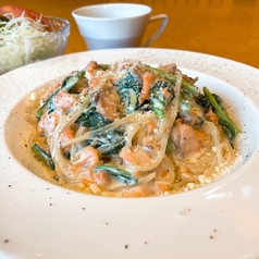 スモークサーモンとホウレン草のクリームパスタ