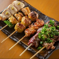 炭火でじっくりと焼き上げた焼き鳥が大人気