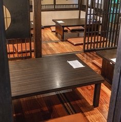 4名、最大連結し12名様までご利用できるテーブル席をご用意しております。こちらは2名様からのご予約が可能となっております。※画像は一例です。