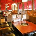 赤い暖簾で区切られたテーブル席は少人数でもプライベートに利用いただけます。