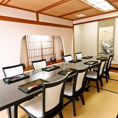 各種ご宴会や会食に最適な、8名様対応の個室を4室ご用意。プライベート感を大切にした空間で、心地よいひとときをお過ごしください。