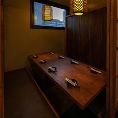 少人数の宴会に最適な8名様向き個室！障子風の扉で仕切られたプライベート空間は、接待・会食・部署飲みなど中規模宴会にもピッタリ！周囲を気にせずゆったりと宴会をお楽しみいただけます！