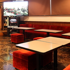 テーブル席は4～5名様掛けが5席あり、テーブルを繋げることで団体様も大歓迎です！大人数でのご来店でも、ゆったりとお食事や会話をお楽しみいただけます。お気軽にご相談くださいねませ★