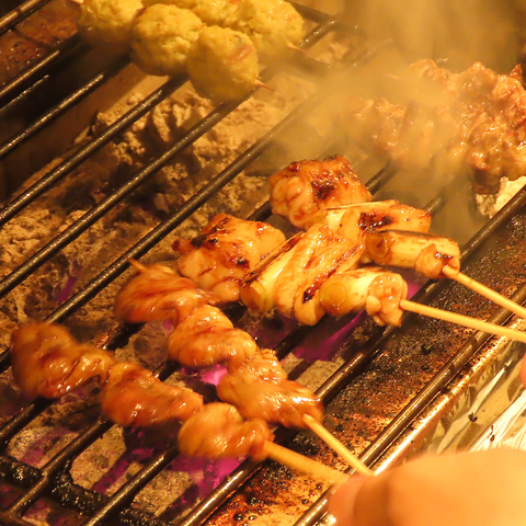 多彩な鶏肉料理が自慢！こだわりの焼き鳥や鶏刺身が気軽に食べられる居酒屋です。