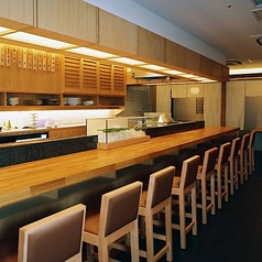 カウンターは全13席。目の前が厨房なので、職人の技をお愉しみ頂けるライブ感が人気です！