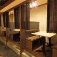 周囲を気にせず、プライベートな会話を楽しみたい時に最適な半個室をご用意しております。2～4名様での利用を想定しており、少人数の宴会や会食、記念日のお祝いにもぴったりです。全12席で、落ち着いた雰囲気の中で心ゆくまで美食と会話をお楽しみいただけます。