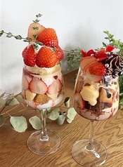 【期間限定】苺パフェ 1,700円(税込)/苺チョコパフェ 1,800円(税込)の写真