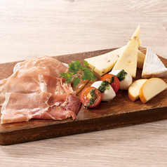生ハムと４種チーズの盛合せ