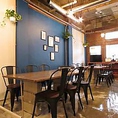 韓国のカフェの様なSNS映えの内観にウッド調がかわいいテーブルと椅子。