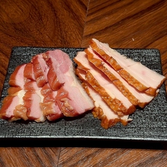 名古屋コーチンの燻製もも・むね盛り合わせ