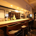 カウンター席は4席ございます。気の合う会社仲間とお仕事帰りにふらっと立ち寄って、軽く一杯飲みたい時に最適です！一日の疲れを癒しながら、充実のドリンクメニューでお酒をお楽しみくださいね。