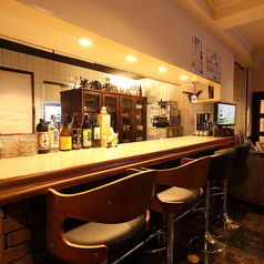カウンター席は4席ございます。気の合う会社仲間とお仕事帰りにふらっと立ち寄って、軽く一杯飲みたい時に最適です！一日の疲れを癒しながら、充実のドリンクメニューでお酒をお楽しみくださいね。