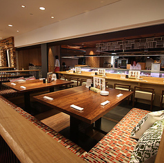 2～5名座れるテーブルをご用意しております。幅広いシーンでご利用◎