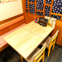 片側ソファー席もございます。狭さを感じさせない広々としたテーブル席♪