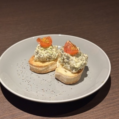 トマトとアボカドのブルスケッタ