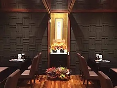 洗練された雰囲気の空間でゆったりと食事をお楽しみください。