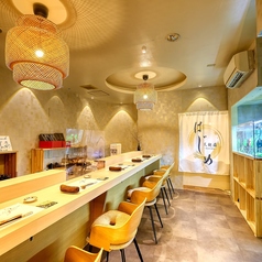 柔らかな照明と白木のカウンターが調和した、落ち着きある和モダン空間。提灯の灯りが店内を優しく照らし、静かで上質な時間が流れます。職人の所作を間近に感じながら、料理と向き合えるカウンター席は、大人の隠れ家として特別なひとときを演出します。